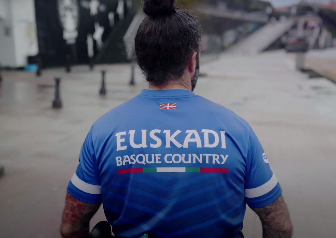La camiseta azul del Basque Team